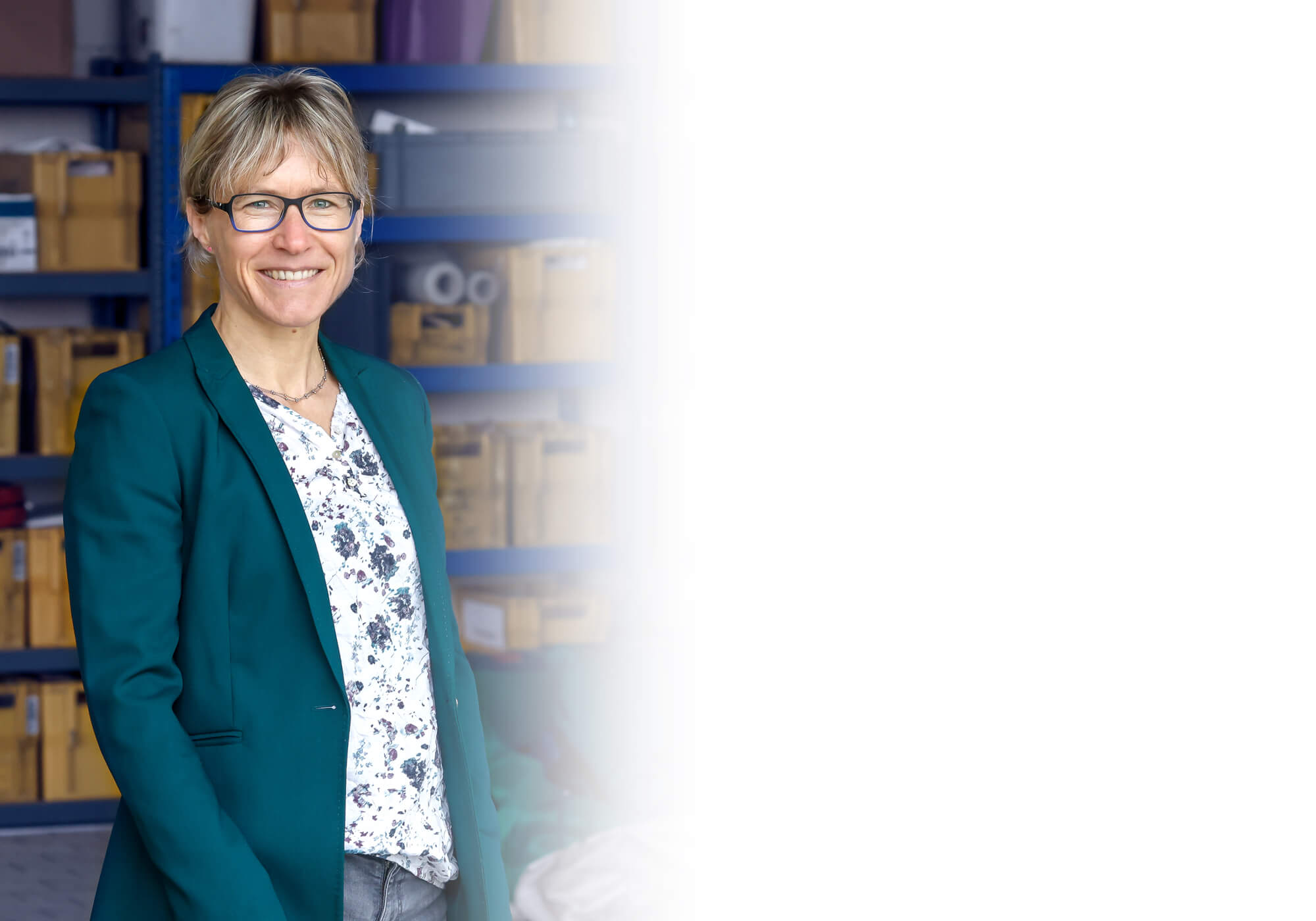 Birgit Hummel ist Geschäftsführerin des GaLa-Service Rhein-Erft. Sie trägt eine Brille und ein grüne Jacke und lächelt freundlich.