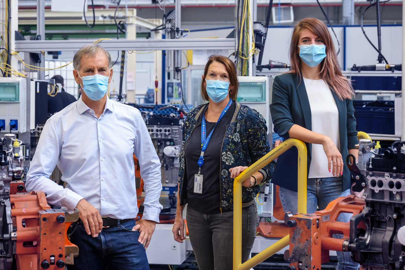 Gruppenbild des Kobot-Projektteams in der Montagehalle: Ralf Kutzinsky, Meike Groh und Vanessa Lemoch.