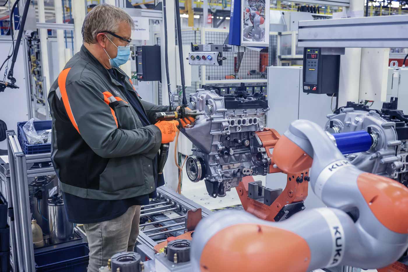 Ford-Mitarbeiter Dietmar Brauner bei der Arbeit