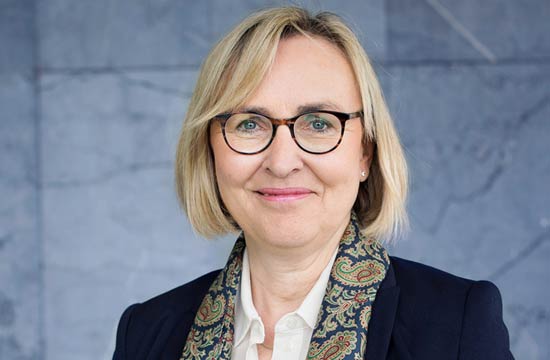 Portraitfoto von Prof. Dr. Angela Faber. Sie lächelt.