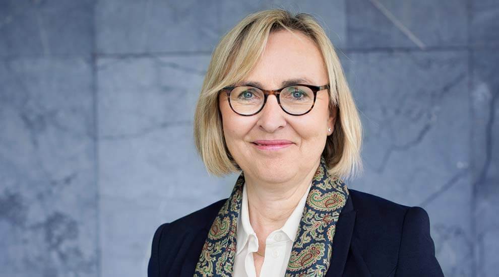 Portraitfoto von Prof. Dr. Angela Faber. Sie lächelt.