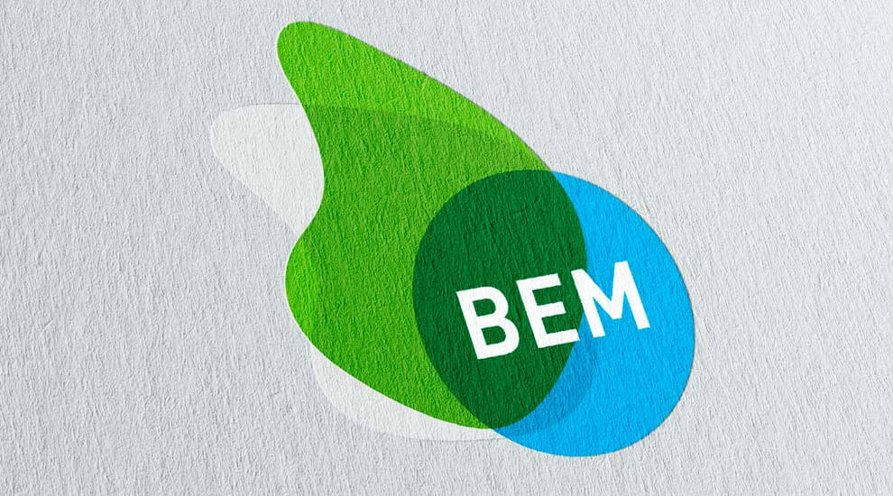 Das BEM-Logo des LVR auf einem hellgrauen Hintergrund. Ein blauer Kreis und eine grüne und eine weiße tränenförmige Fläche. Darauf die Buchstaben B E M.