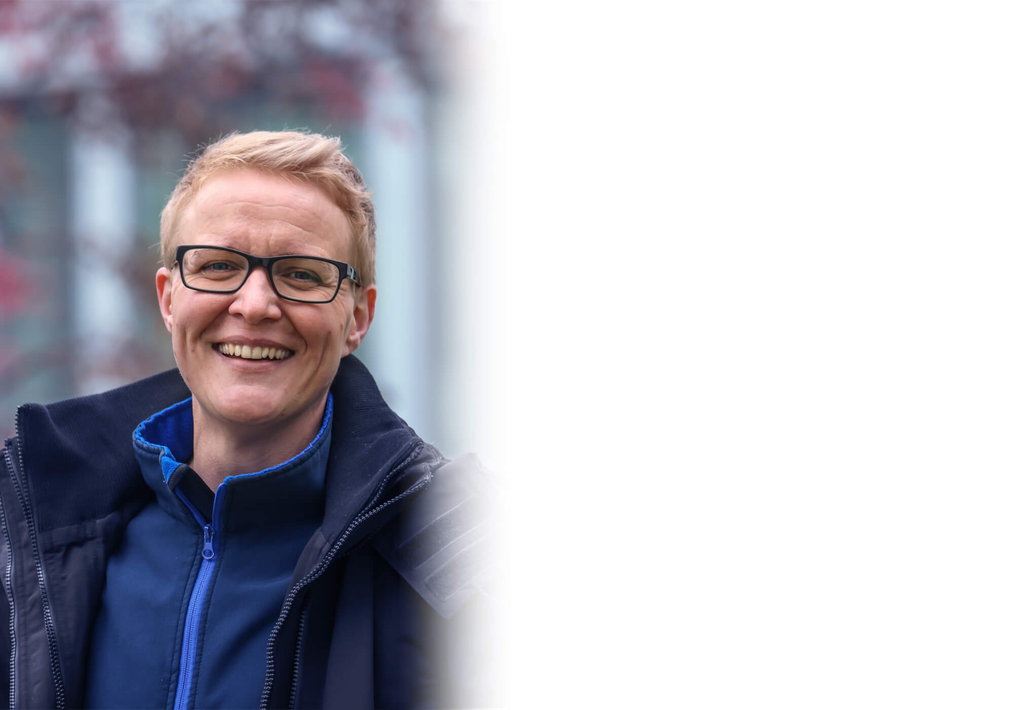 Portraitfoto von Frau Roßbach im Freien. Sie lächelt.