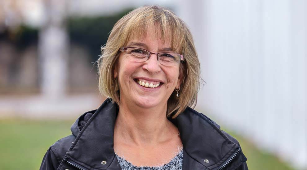 Portraitbild von Frau Bernt im Freien. Sie lächelt.