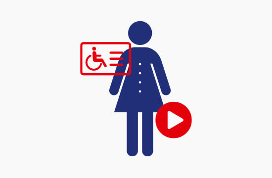 Illustration: Eine blaue Frauengestalt. Ein roter Rollstuhl. Ein roter Play-Button mit weißem Pfeil.