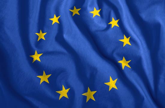 Blaue Europa-Flagge mit gelben Sternen.