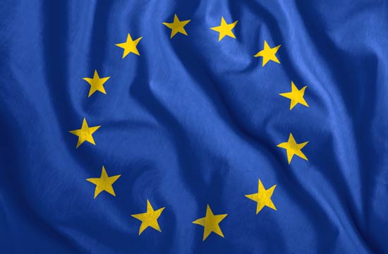 Blaue Europa-Flagge mit gelben Sternen.