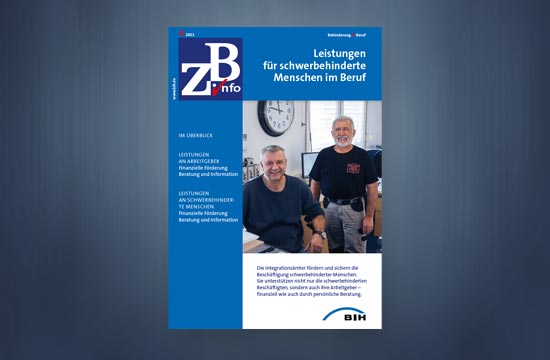 Titelbild der Broschüre ZB Info. Zwei Männer sitzen im Büro und lächeln in die Kamera.