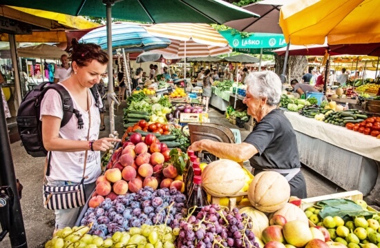 Marktstand mit einer großen Auswahl an Obst.
