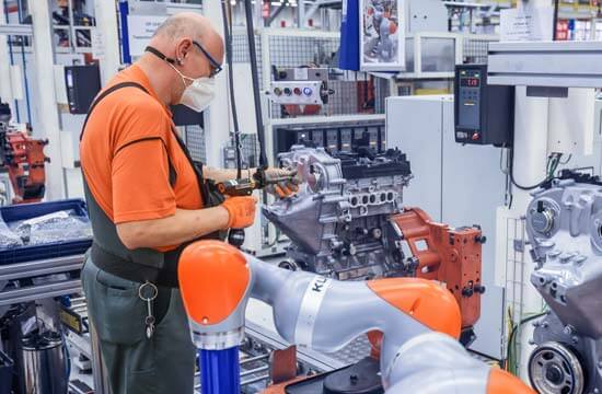 Ford Mitarbeiter arbeitet mit dem Kobot Roboter in der Fertigungshalle.