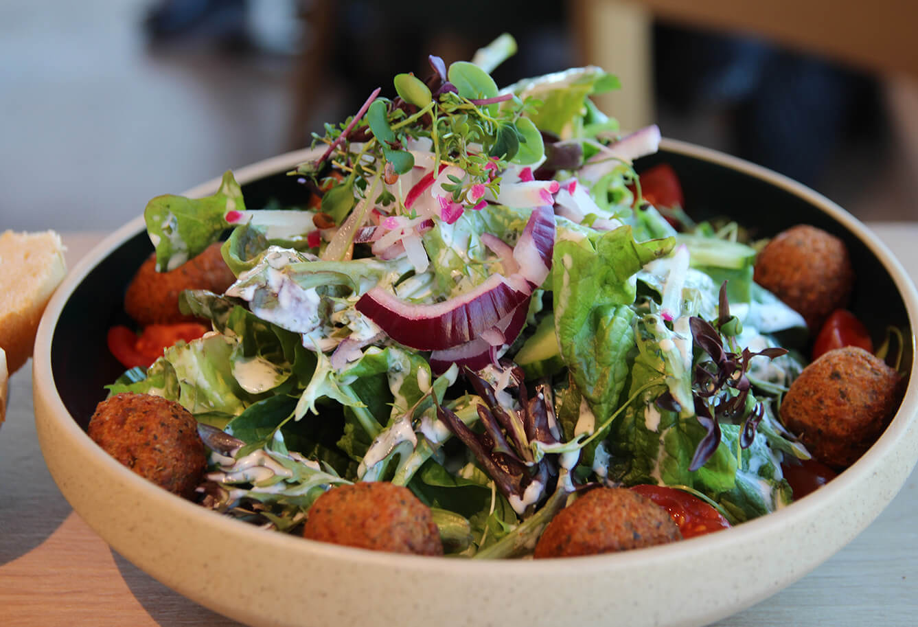 Salat mit Falafel