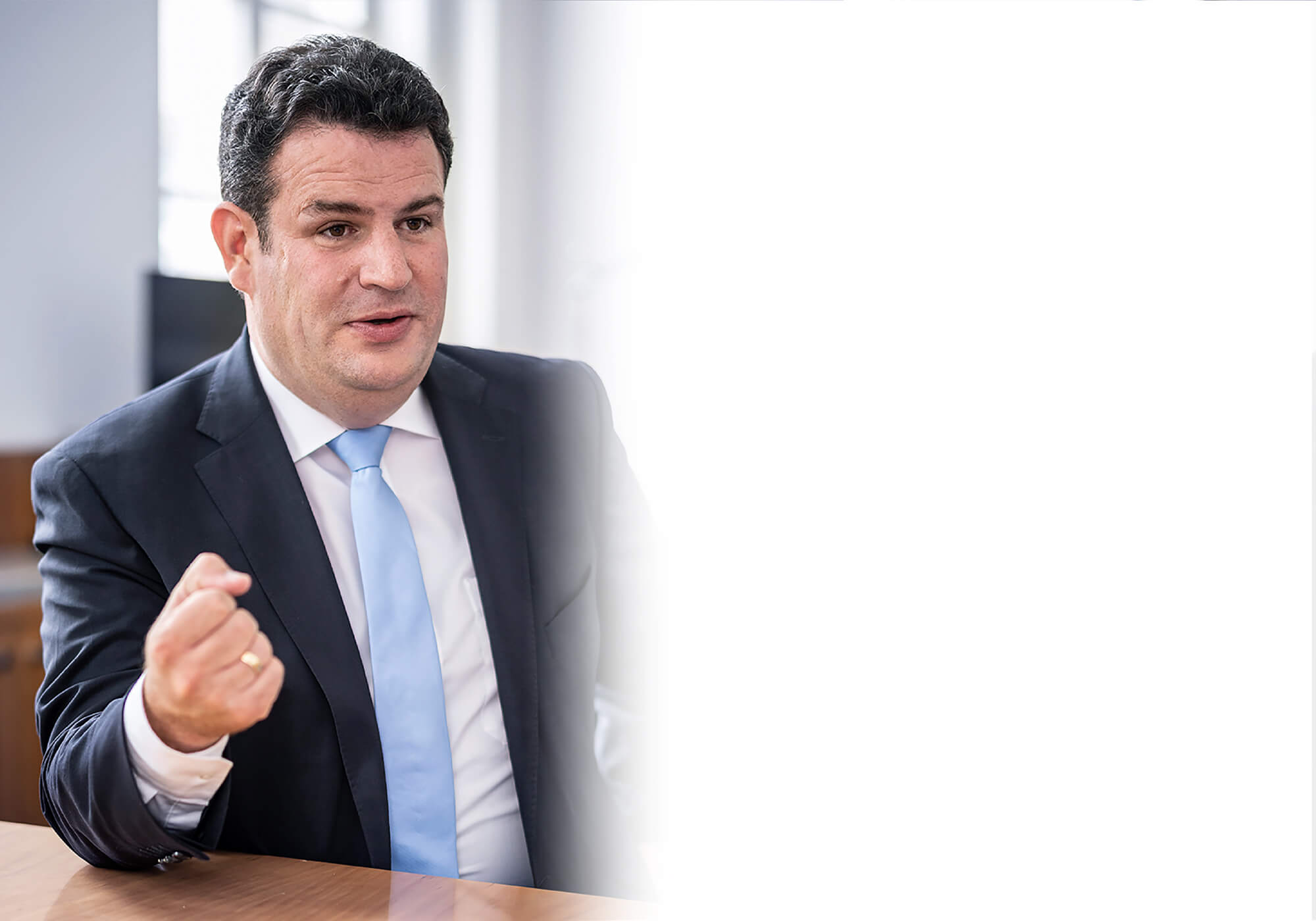 Hubertus Heil gestikuliert mit seiner rechten Hand.