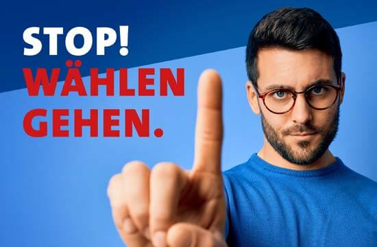 Ein Mann ruft zur Wahl der Schwerbehindertenvertretung auf