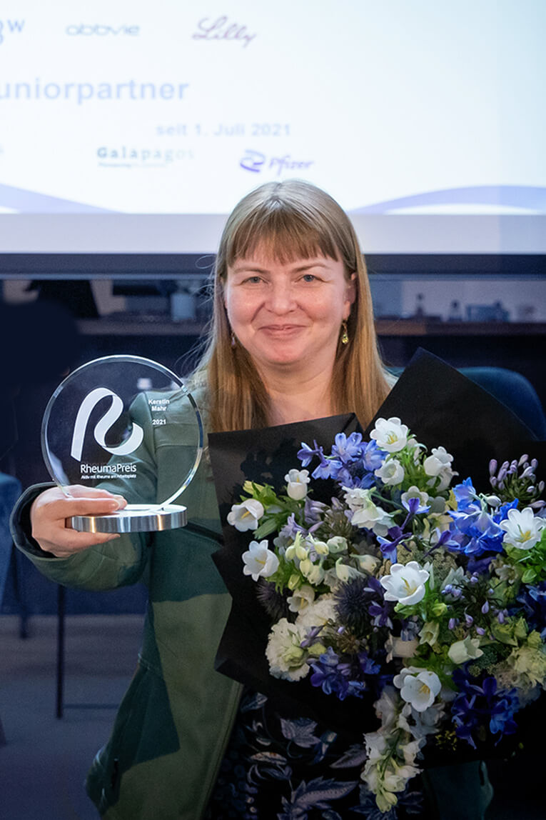 Kerstin Mahr bekommt den Rheumapreis übergeben