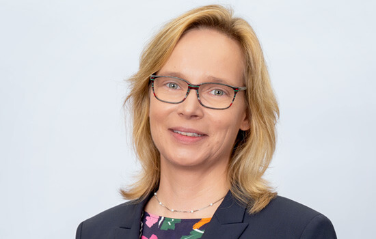 Portraitbild von Dr. Alexandra Schwarz.