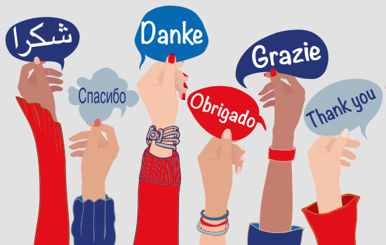 Die Illustration zeigt erhobene Arme von Menschen unterschiedlicher ethnischer Herkunft. Auf den Schildern ist das Wort "Danke" in verschiedenen Sprachen zu lesen.