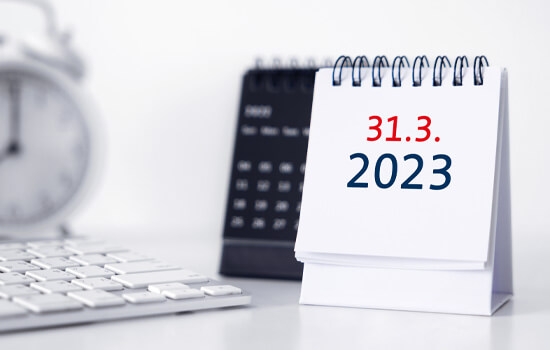 © 2022 TripleP Studio/Shutterstock. No use without permission. Das Foto zeigt eine Computertastatur. Daneben stehen ein Wecker und ein Kalender mit dem Datum 31. März 2023