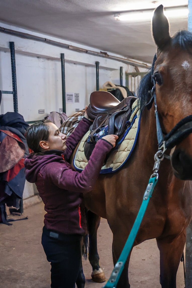 Celina Prehl erlernt als eine der ersten in Nordrhein-Westfalen den Beruf der Fachpraktikerin für Pferdewirtschaft.