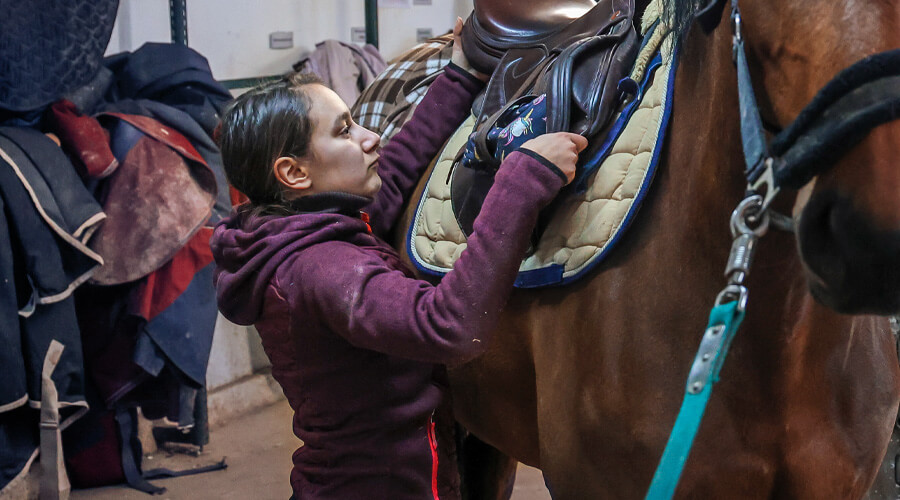 Celina Prehl erlernt als eine der ersten in Nordrhein-Westfalen den Beruf der Fachpraktikerin für Pferdewirtschaft.
