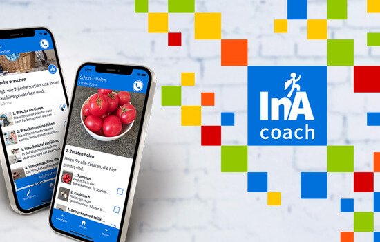 Die Fotomontage zeigt drei Smartphones mit verschiedenen Ausschnitte aus der digitalen Job-Assistenz sowie das Logo neuen InA.Coach-App.