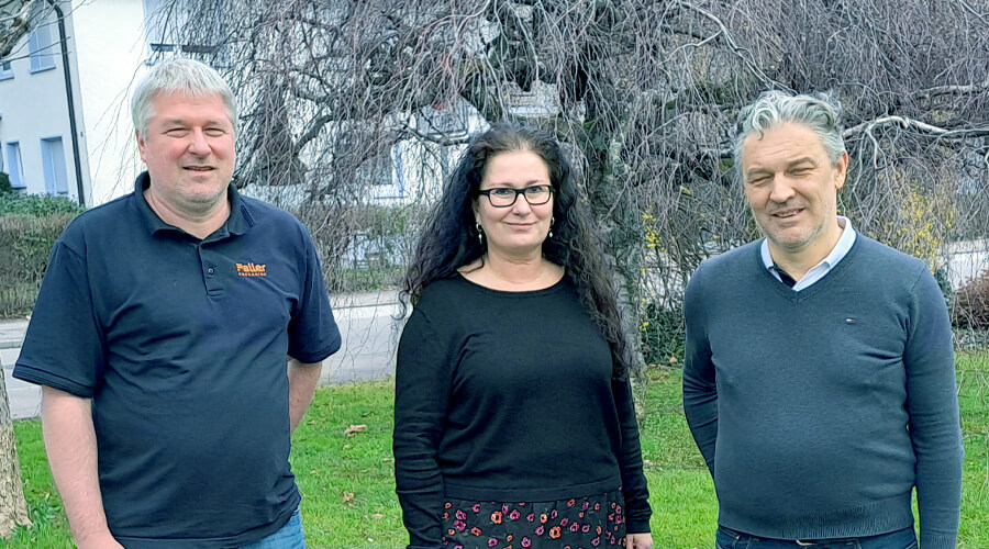 Mitarbeitende der August Faller GmbH & Co. KG im Freien vor dem Firmengebäude: