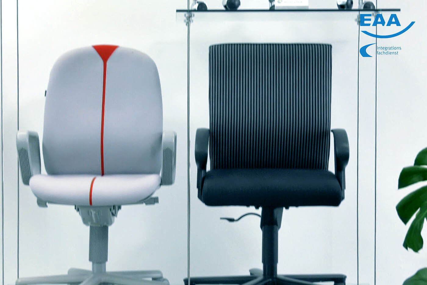 Zwei Stühle der Firma Klöber.
