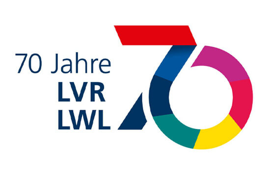 Das Bild zeigt eine bunte 70 und den Schriftzug „70 Jahre LWL LVR“.