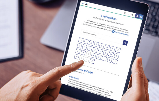 Die Fotomontage zeigt eine Person mit Tablet. Darauf ist das ABC Fachlexikon im BIH-Portal zu sehen.