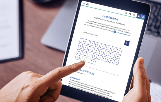 Die Fotomontage zeigt eine Person mit Tablet. Darauf ist das ABC Fachlexikon im BIH-Portal zu sehen.