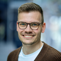 Jonas Potthoff, LVR-Leistungssachbearbeiter Inklusionsbetriebe | © Rupert Oberhäuser Das Foto zeigt LVR-Mitarbeiter Jonas Potthoff.