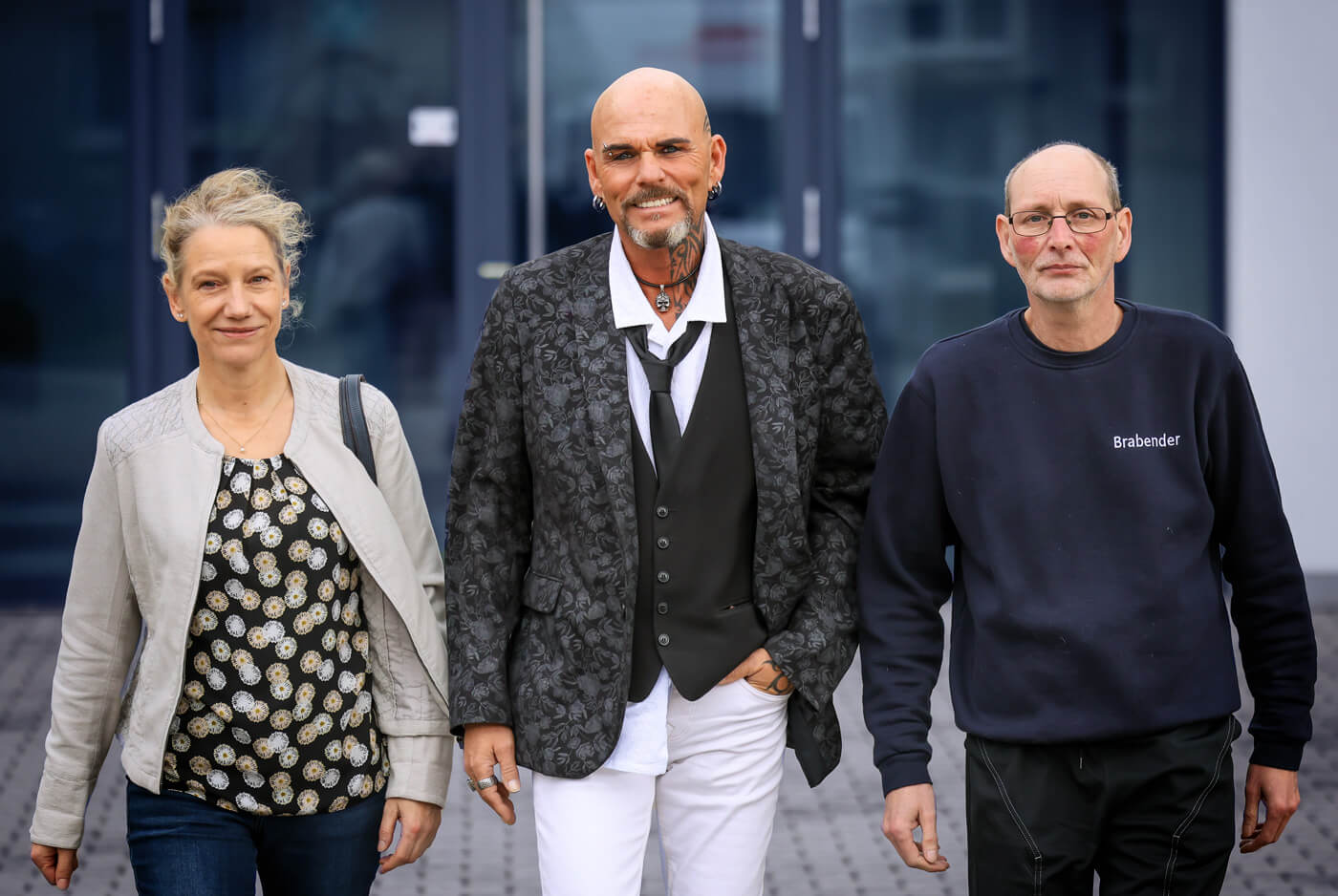 Sabine Stange, Markus Sander und Carsten Schönebeck vor dem Eingang der Brabender GmbH & Co. KG.
