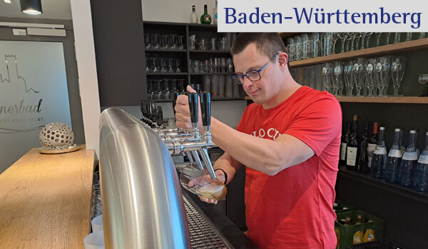 Lukas Geser zapft ein Bier an der Theke
