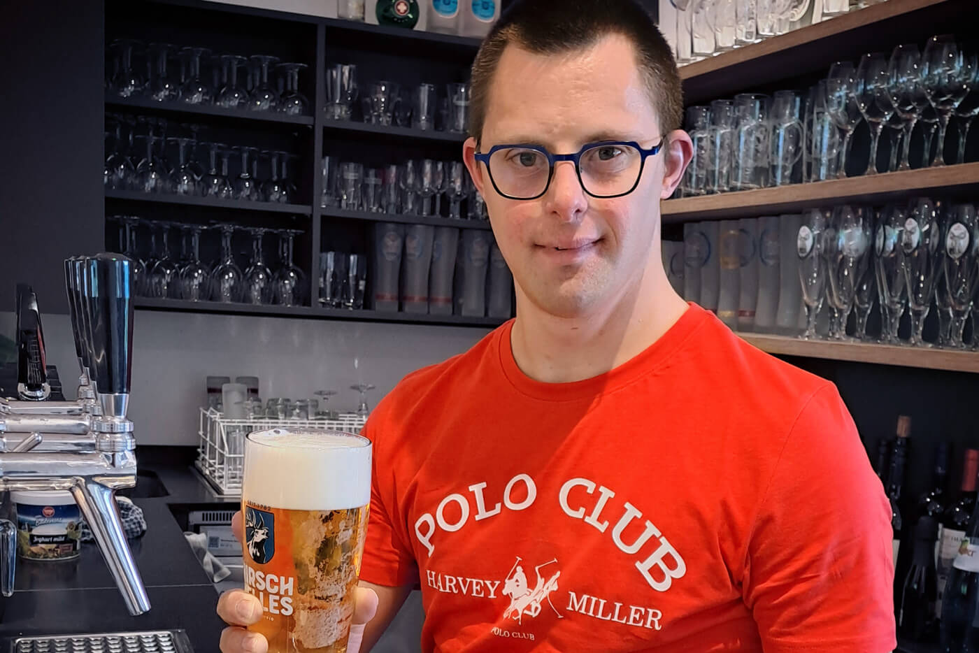 Lukas Geser mit einem Glas Bier an der Theke