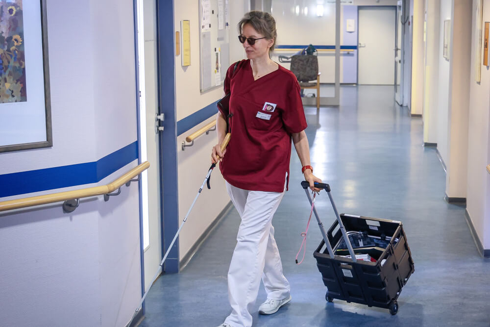 Agniezka Bartoszek mit Blindenstock im Flur