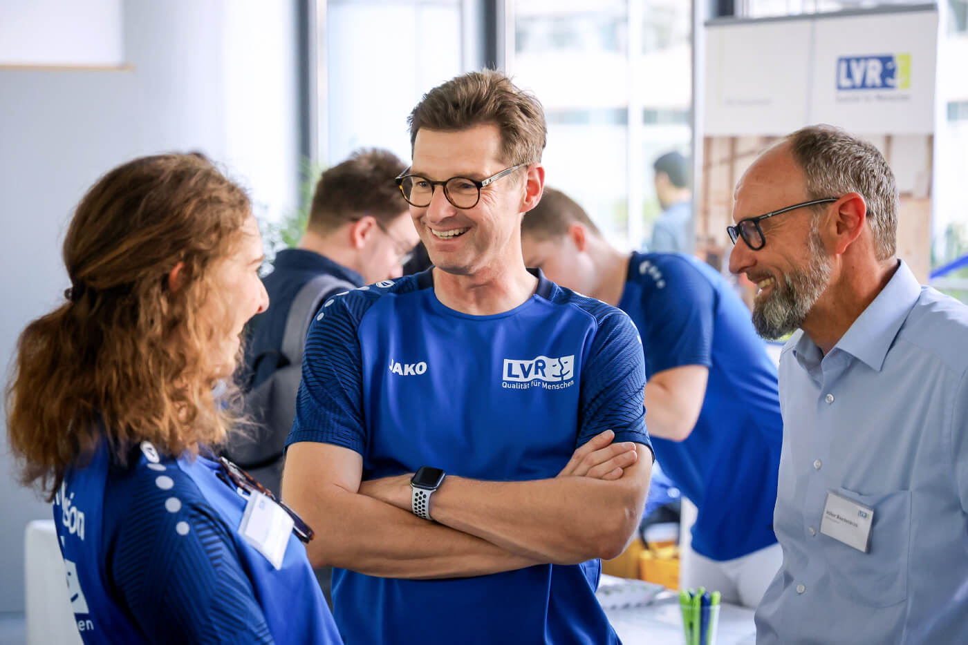 Timo Wissel mit Gesprächspartnern beim Tag der Begegnung in Köln 2023