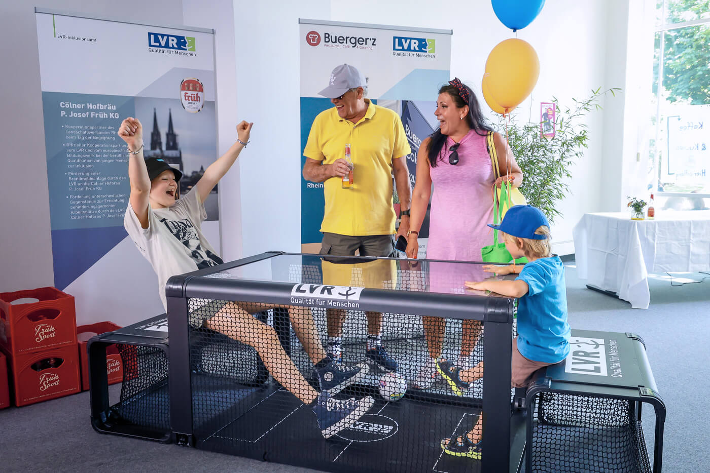 Eine Familie beim Besuch der Fußball-Box