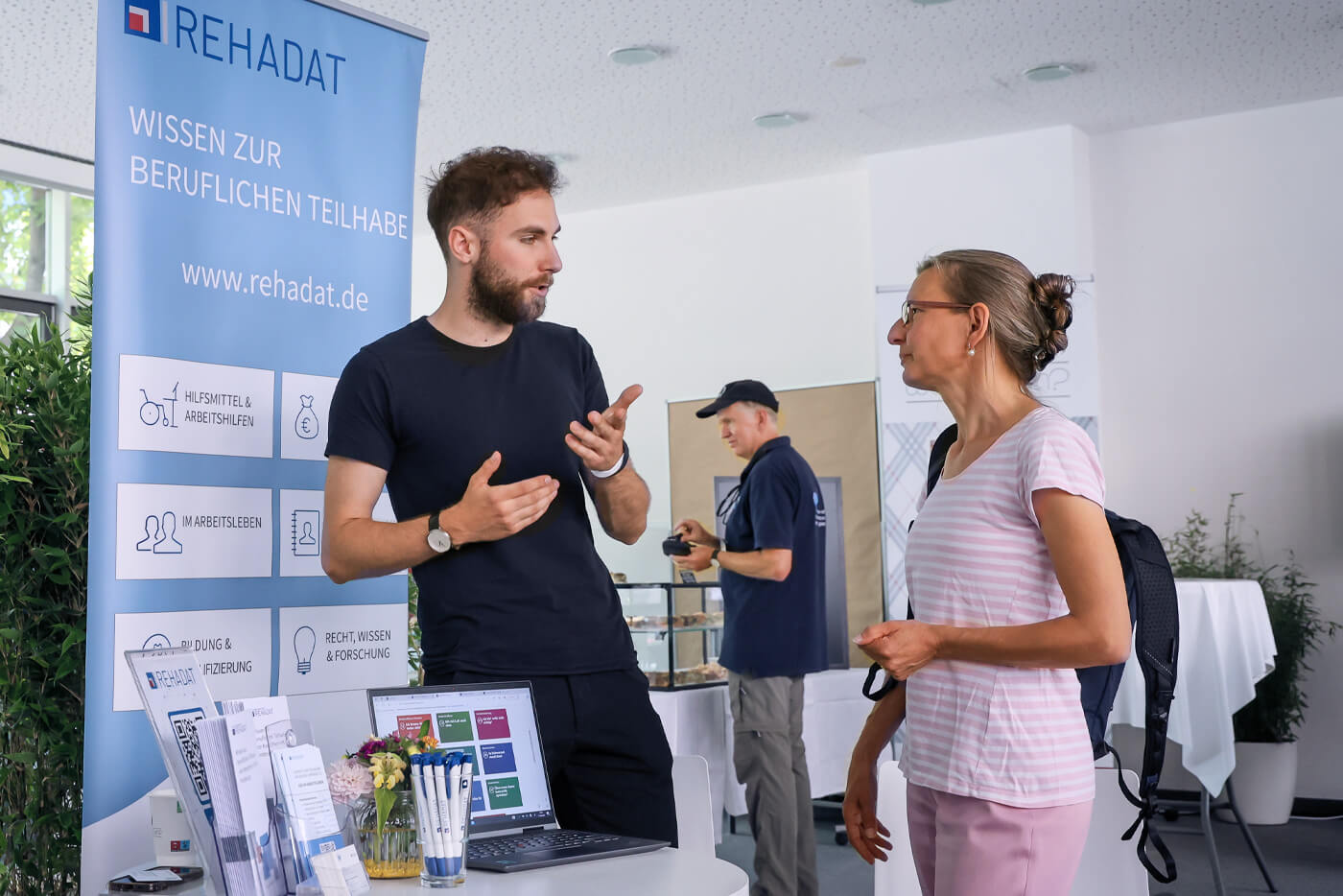 Ein Mann und eine Frau im Gespräch beim Tag der Begegnung in Köln 2023