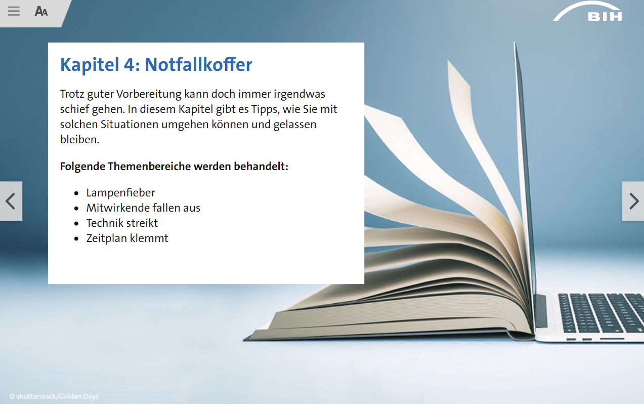 Eine Folie aus dem Online-Kurs mit einem großen Textfeld im Vordergrund. Im Hintergrund ist eine Fotomontage aus einem Buch und einem Notebook zu sehen.