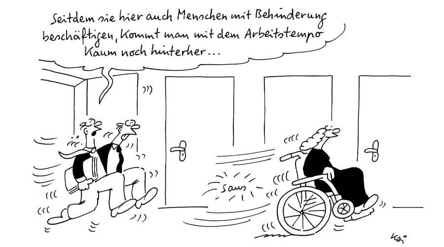 Cartoon: Eine Frau im Rollstuhl fährt schnell einen Gang hinunter; zwei Männer folgen ihr und rufen dabei "Seitdem sie hier auch Menschen mit Behinderung beschäftigen, kommt man mit dem Arbeitstempo kaum noch hinterher..."