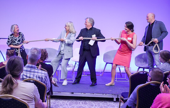 Auf dem Podium saßen beziehungsweise zogen Iris Kamrath (Arbeit und Leben Hamburg), Thomas Niermann (Leiter LWV Integrationsamt Hessen), Ewa Jakubczak (Leiterin EAA Hamburg) und Sven Kretzschmer (Geschäftsführer Jolly Chicken Food Company, Leipzig – von links nach rechts). Dörte Maack (linkes Seilende) moderierte das Gespräch.