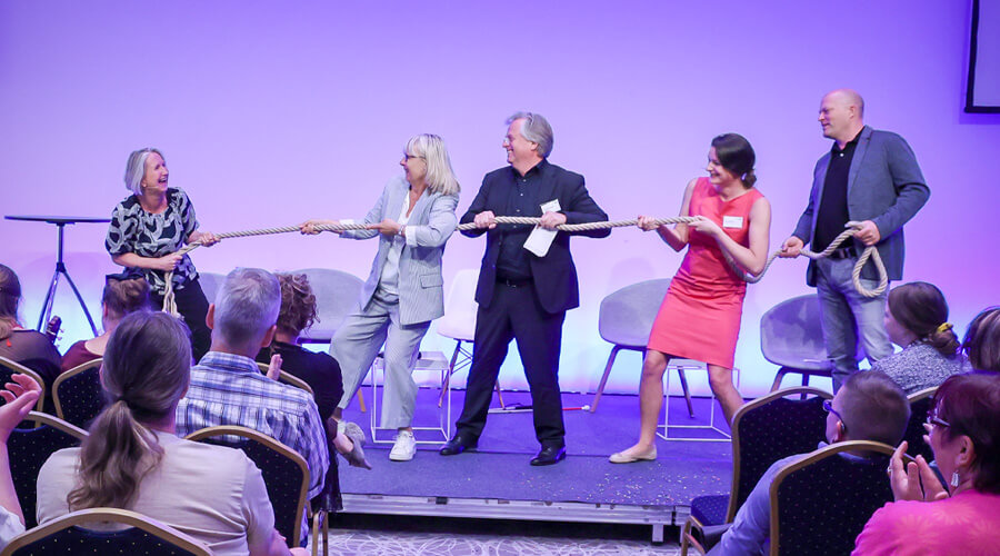 Auf dem Podium saßen beziehungsweise zogen Iris Kamrath (Arbeit und Leben Hamburg), Thomas Niermann (Leiter LWV Integrationsamt Hessen), Ewa Jakubczak (Leiterin EAA Hamburg) und Sven Kretzschmer (Geschäftsführer Jolly Chicken Food Company, Leipzig – von links nach rechts). Dörte Maack (linkes Seilende) moderierte das Gespräch.