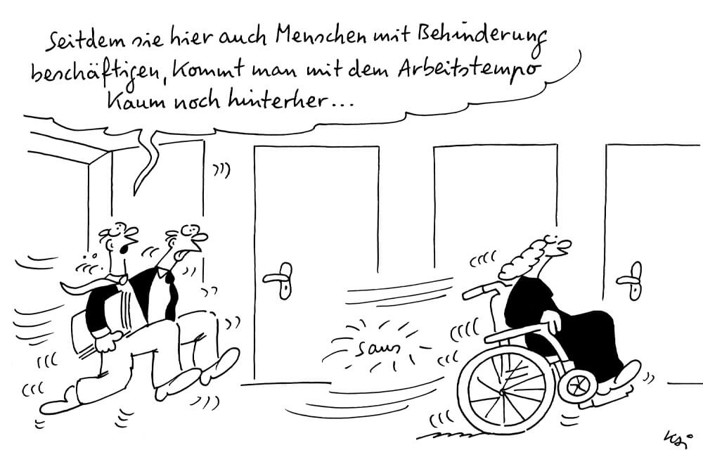 Cartoon: Ein Rllstuhlfahrer fährt sehr schnell durch einen Büroflur. Zwei Mitarbeitende hetzen hinerher, einer sagt zum anderen: " Seit sie hier Menschen mit Behinderung beschäftigen ist das Arbeitstempo sehr gestiegen."