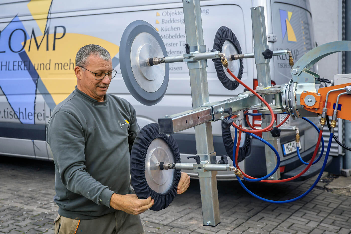 Stefan Baches bereitet den Glasroboter vor