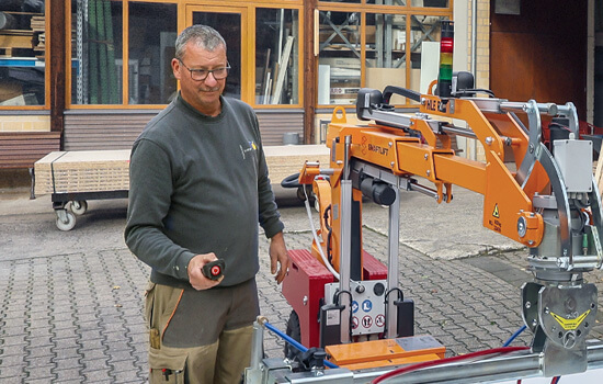 Stefan Baches bedient den Glasroboter