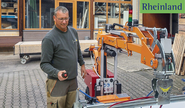 Stefan Baches bedient den Glasroboter