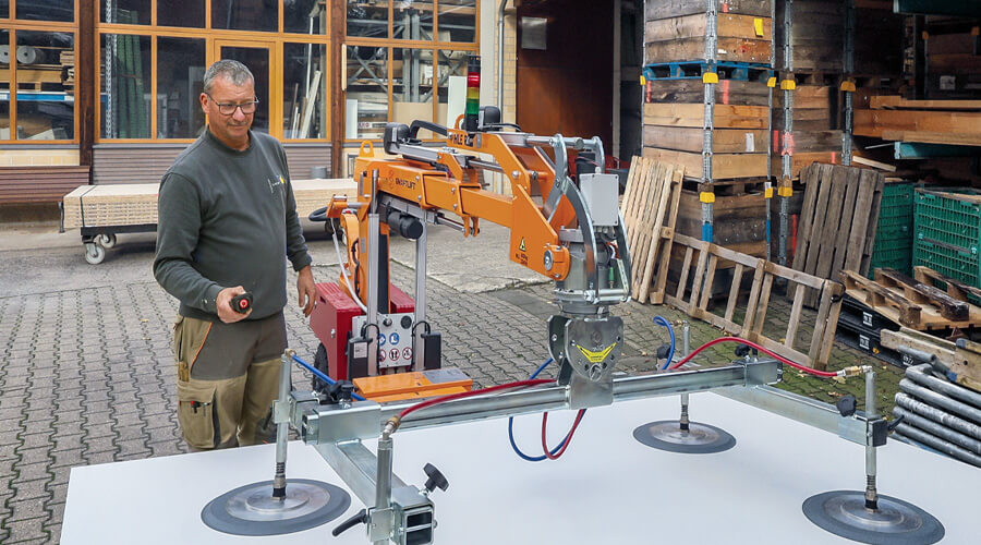 Stefan Baches bedient den Glasroboter