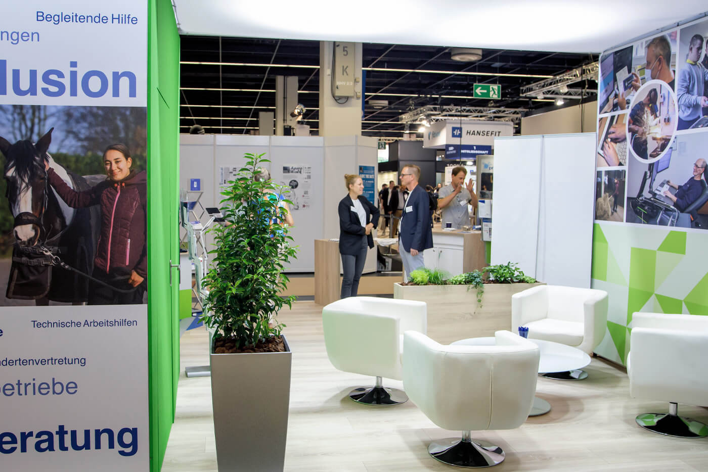 Blick auf eine weiße Sitzgruppe am LVR-/LWL-Messestand.