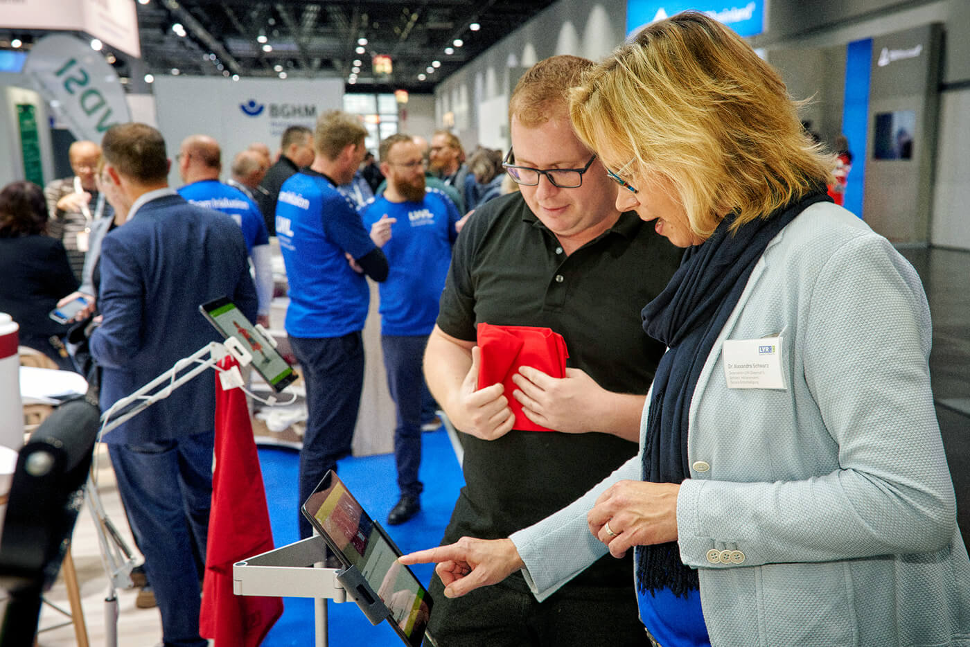 Messebesucher bedienen einen Touchscreen