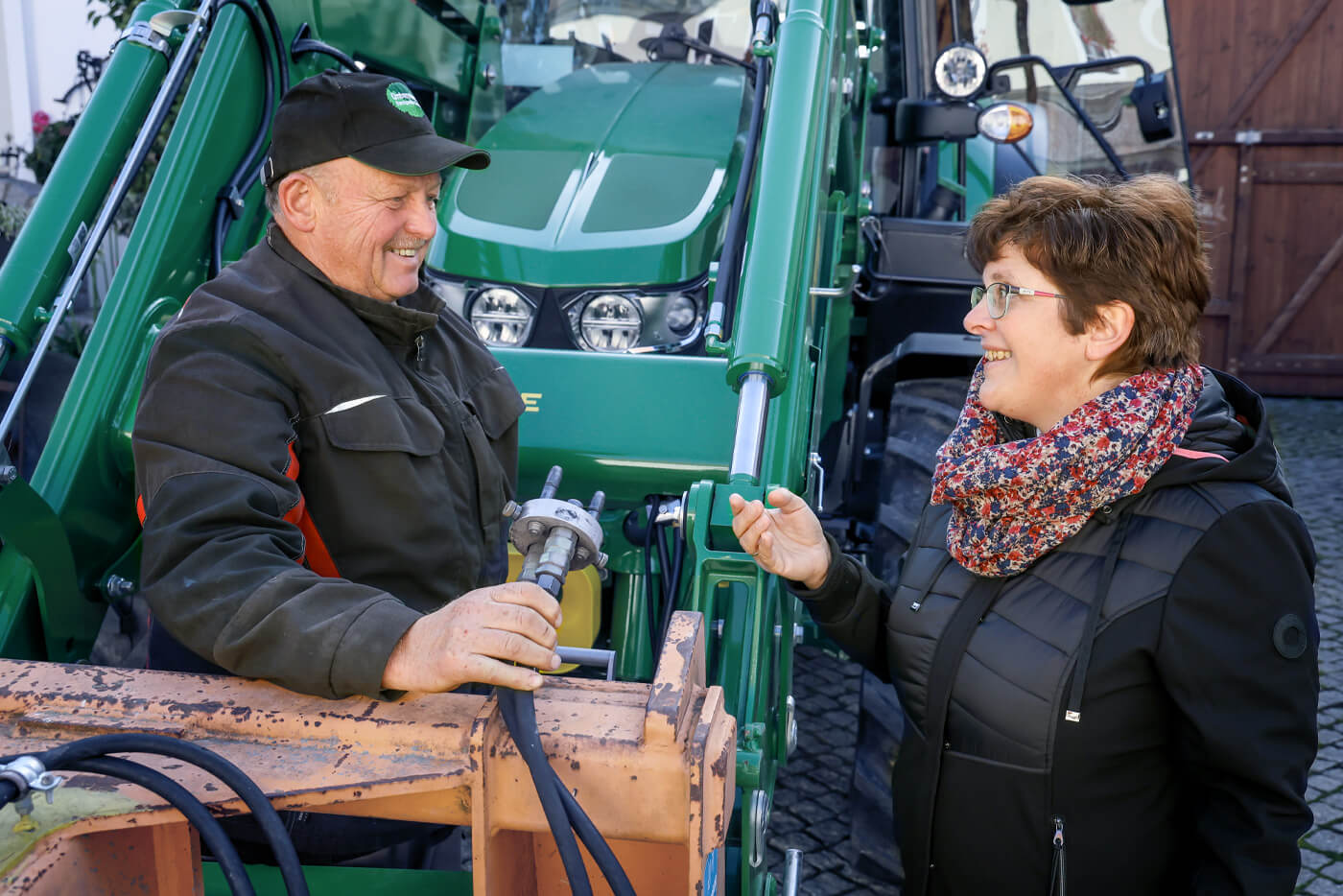 Leubner und Hübler am Traktor.