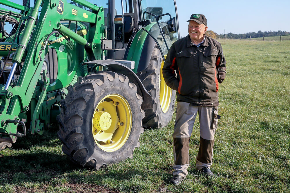 Wolfgang Leubner steht am Traktor.